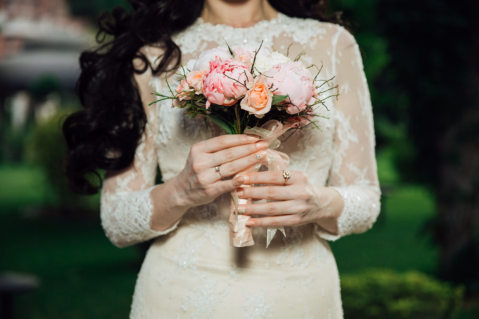 22, Bridal bouquet (Unsplash)