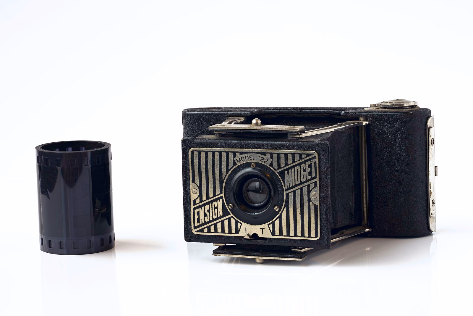 Ensign Midget - model 22 camera in comparison to a type 135 film roll